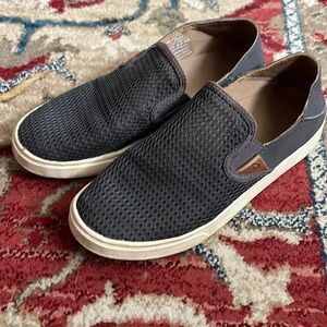 Olukai pehuea size 7.5 dark gray mesh